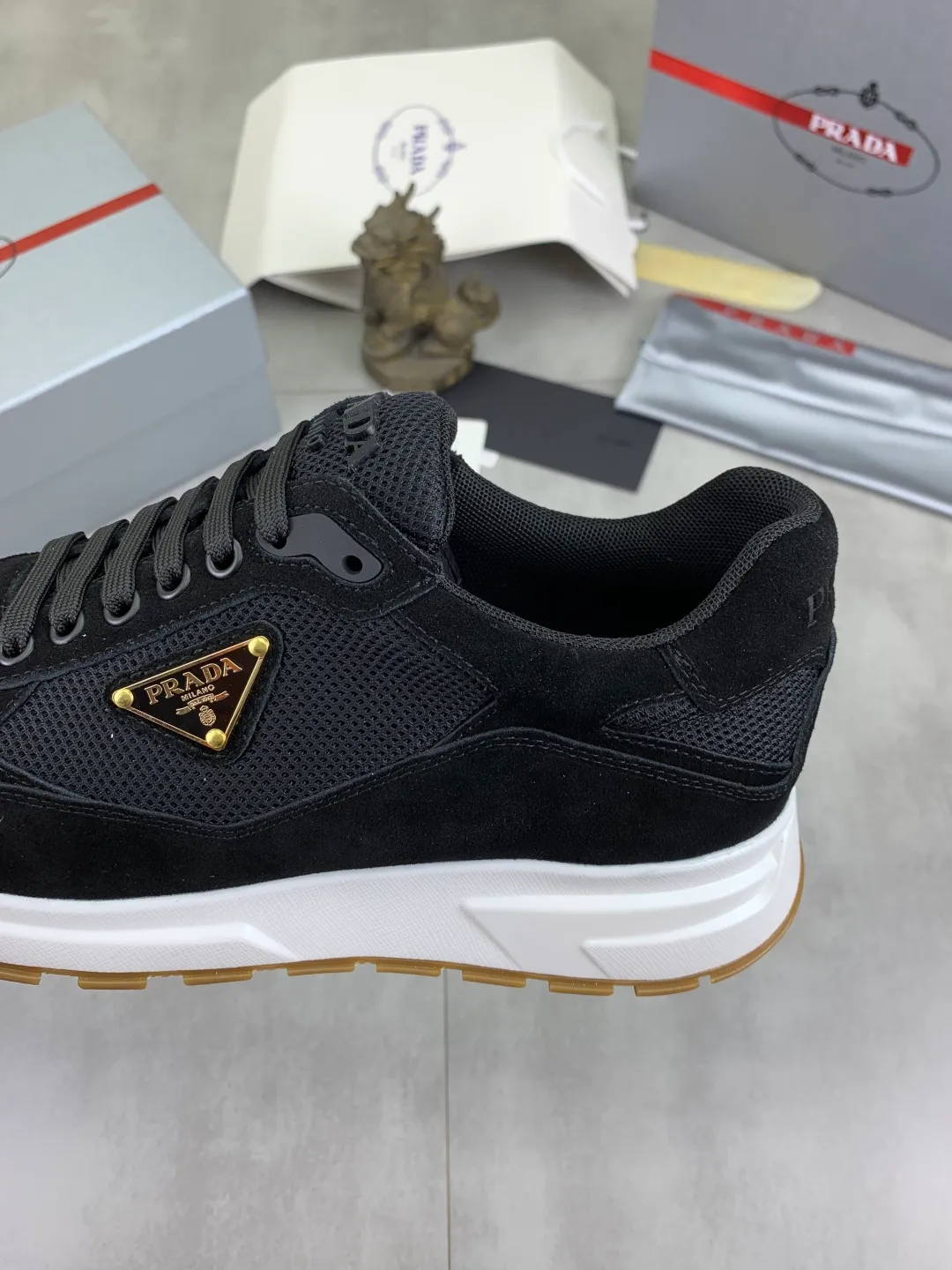 Men's shoes 💰P560💰[New style] popular models are on the official website, 🆘 Trendy brand (Prada) mainly promotes popular models, avant-garde and versatile fashion men's shoes private version mold opening, cowhide surface splicing 1:1.. Fashionable and simple, original imported cowhide lining cowhide feet; the atmosphere and personality are more fashionable, eye-catching and pursuing class. It will subvert the old idea and be a must-have for fashionistas with you! Must keep it for yourself! Tall and comfortable, large and low, high-end quality workmanship. Number of yards: 38-45 4️⃣optional.